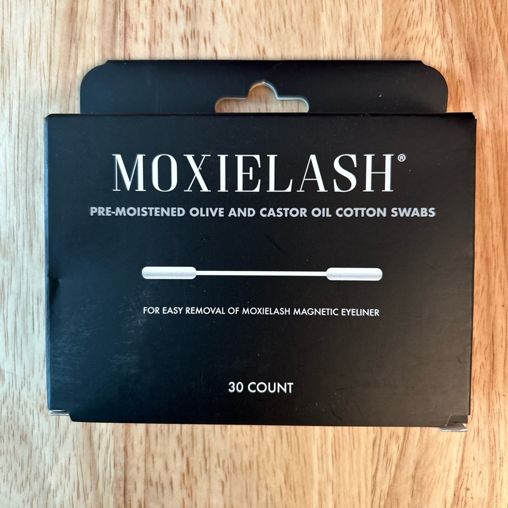 MOXIELASH Pre-moisturize, Olive and Castro oil, cotton swipe